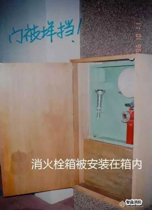 消火栓箱被安裝在箱子內